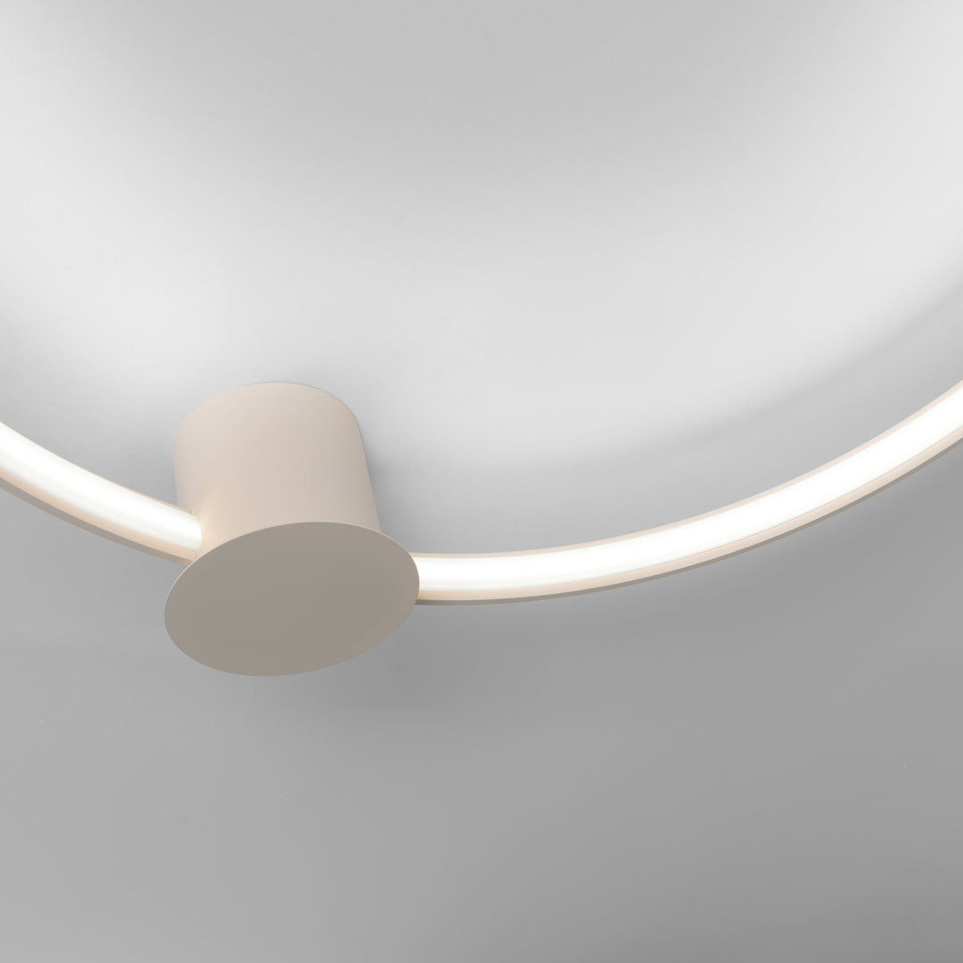 Plafonnier anneau RIO beige allumée, vue rapprochée