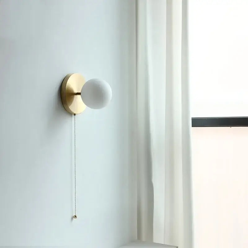 Applique murale en bois avec globe lumineux blanc style scandinave