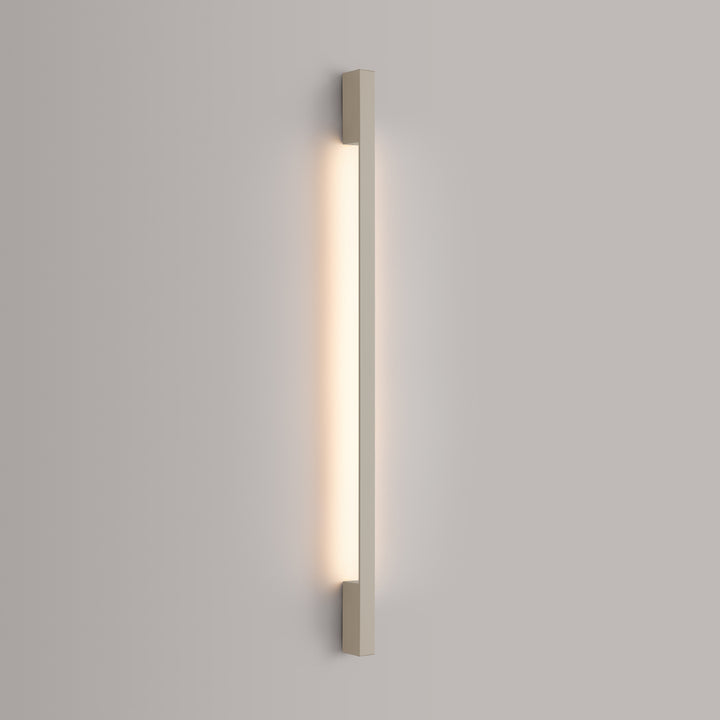 Applique murale SAPPO beige allumée, posée au mur