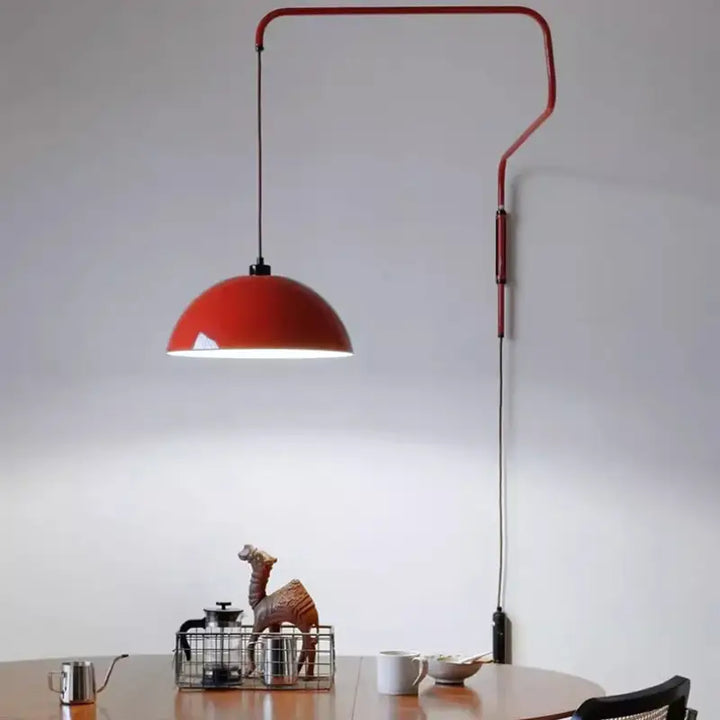 Applique murale design rouge avec bras articulé au style moderne