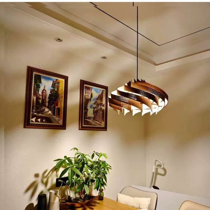 Lámpara colgante nórdica en espiral de madera Wabi Sabi Moon, ideal para comedor, estudio, bar o dormitorio. Fabricada en madera maciza de nogal y tilo.