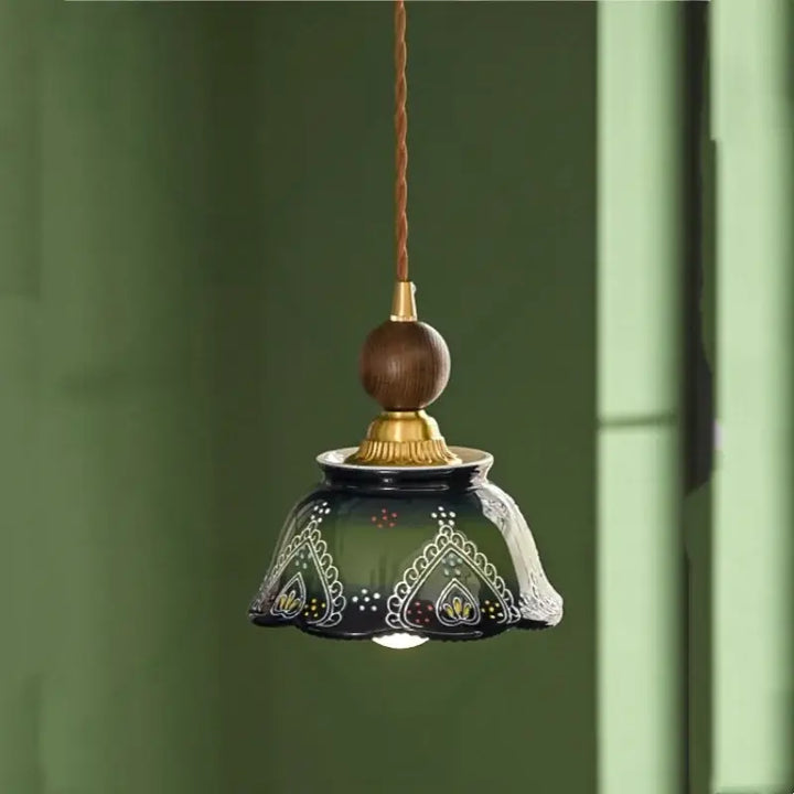 Suspension vintage en céramique vert et bois pour salon chic