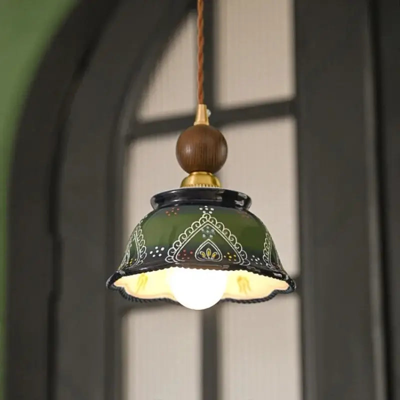 Suspension vintage en céramique vert et bois pour salon chic