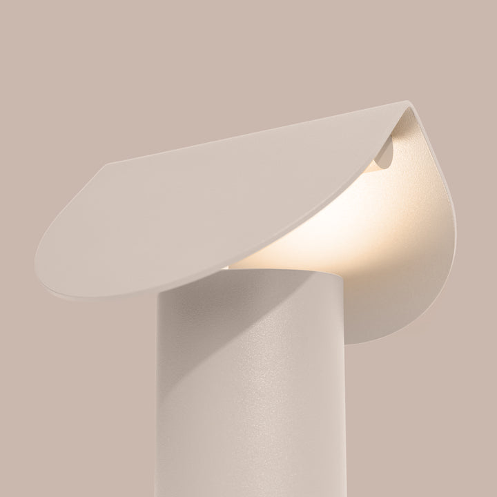 Lampe à poser BISCUIT beige allumée, vue de trois quarts