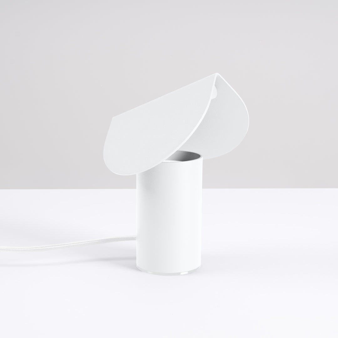 Lampe à poser BISCUIT blanc éteinte, sur une table