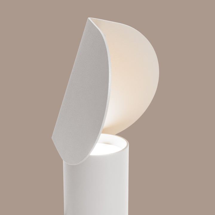 Lampe à poser BISCUIT blanc allumée, vue de profil