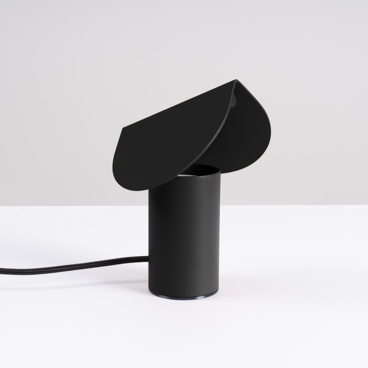 Lampe à poser BISCUIT noir éteinte, sur une table