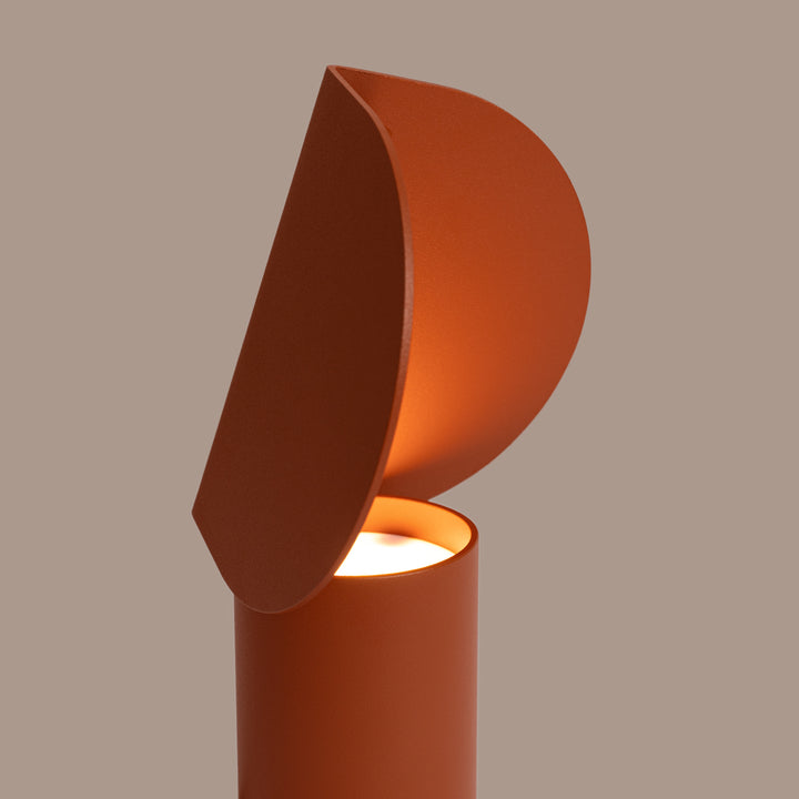 Lampe à poser BISCUIT ocre rouge allumée, vue de profil