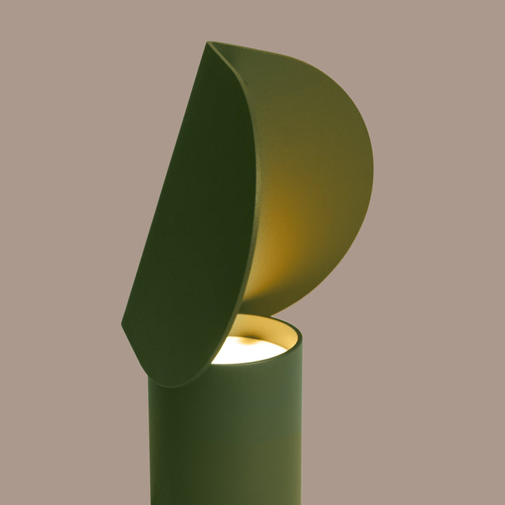 Lampe à poser BISCUIT vert olive allumée, vue de profil