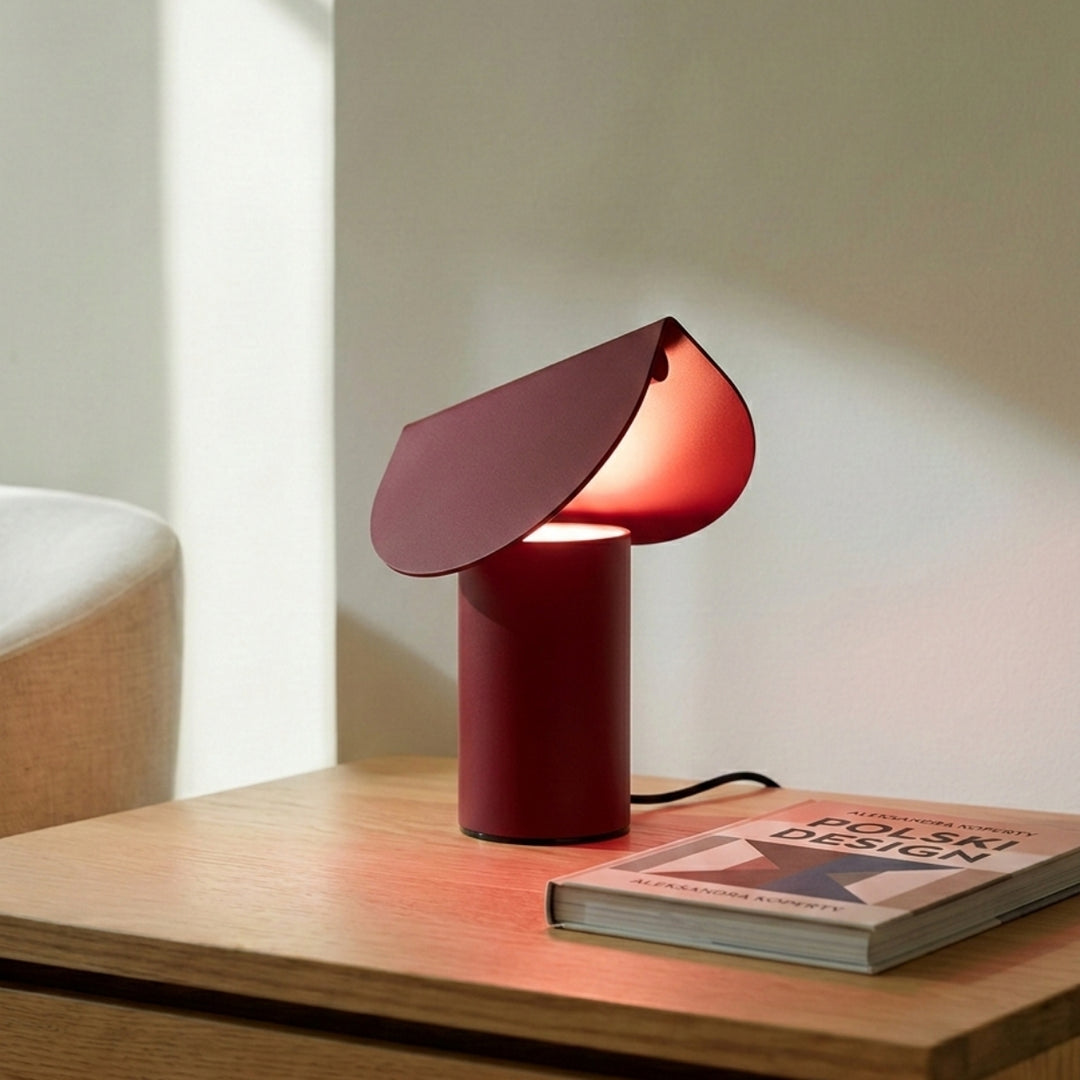 Lampe à poser BISCUIT bordeaux sur un meuble