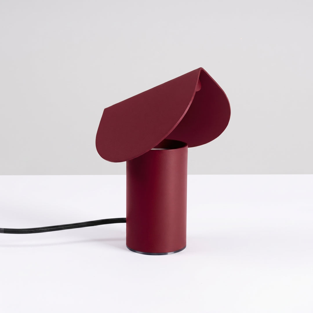 Lampe à poser BISCUIT bordeaux éteinte, sur une table