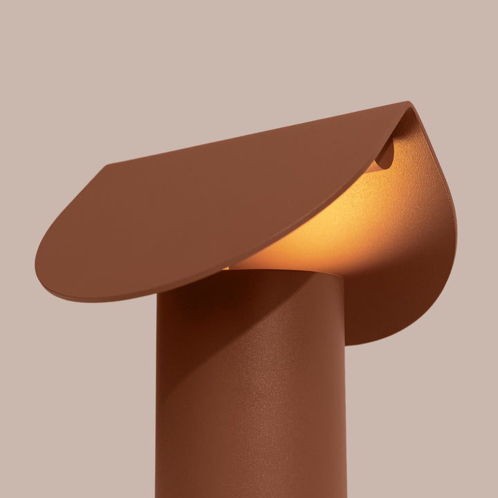 Lampe à poser BISCUIT moka allumée, vue de trois quarts