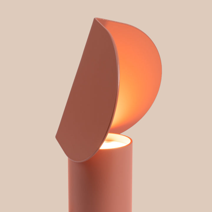 Lampe à poser BISCUIT pêche allumée, vue de profil