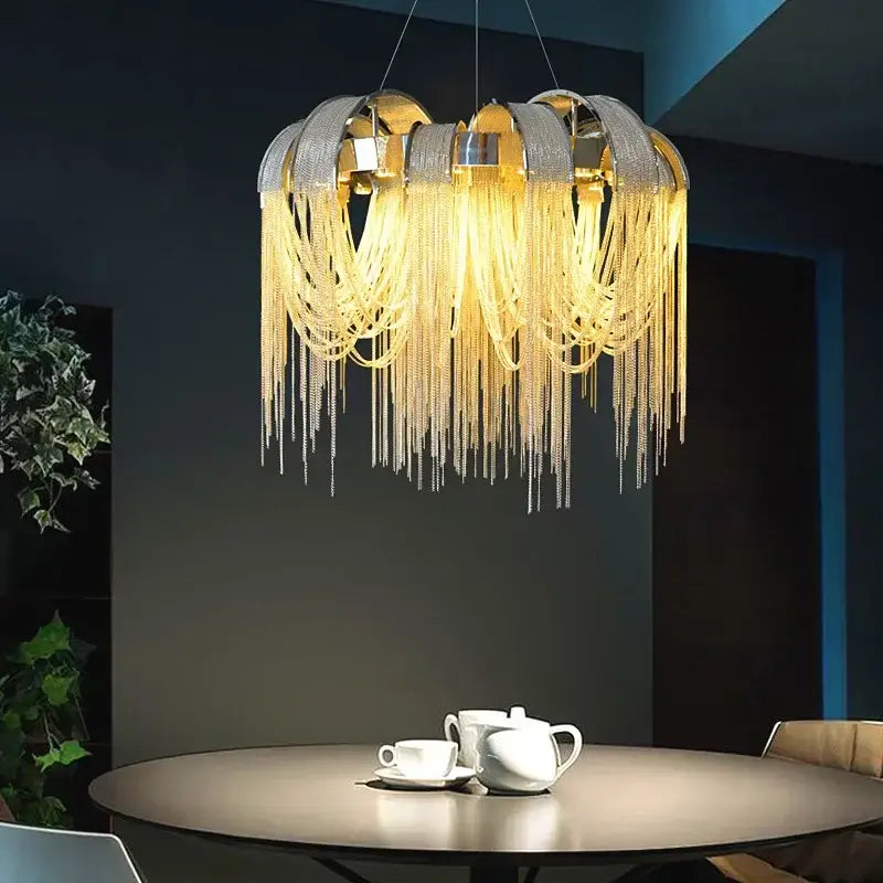 Suspension luminaire luxe avec franges en métal argenté ou doré