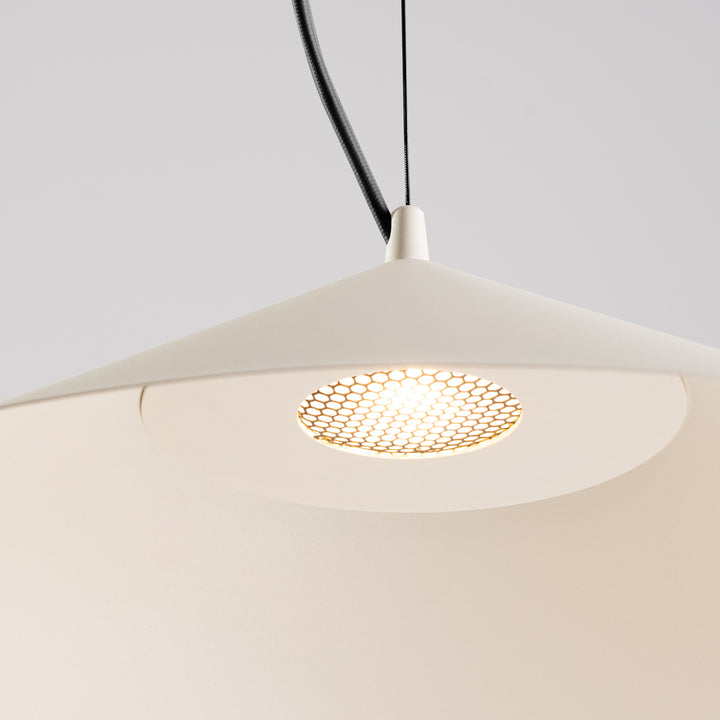 Suspension FINT beige allumée, grille nid d'abeille