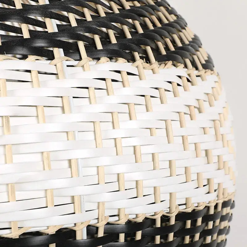 Luminaire noir et blanc en rotin design écologique et chic