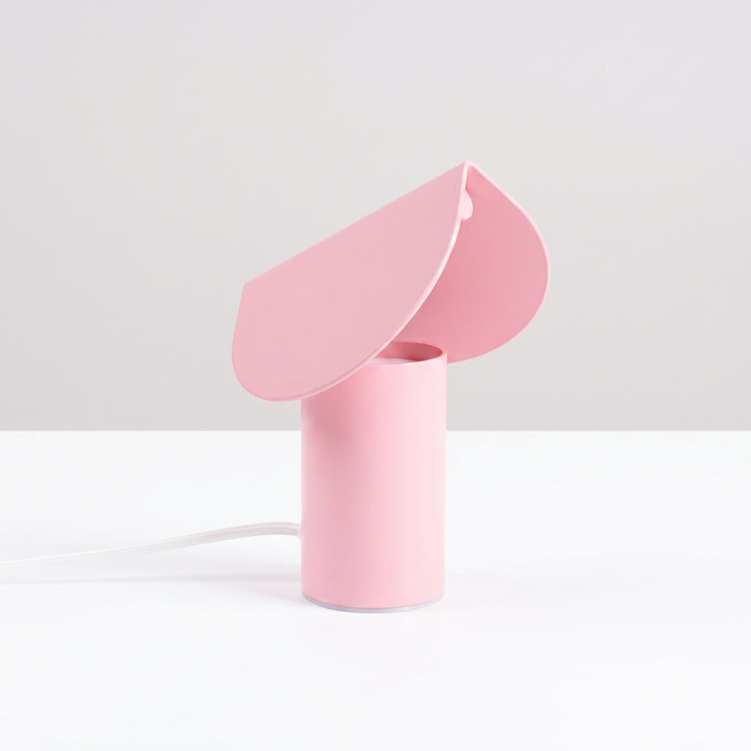 Lampe à poser BISCUIT rose éteinte, sur une table