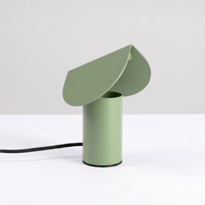 Lampe à poser BISCUIT sauge éteinte, sur une table