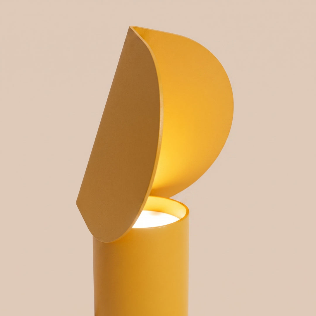 Lampe à poser BISCUIT jaune allumée, vue de profil