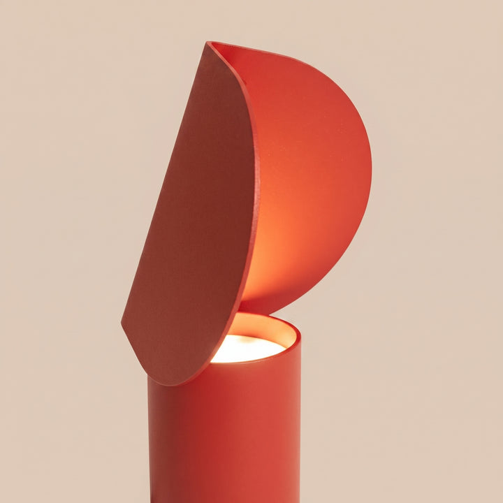 Lampe à poser BISCUIT rouge allumée, vue de profil