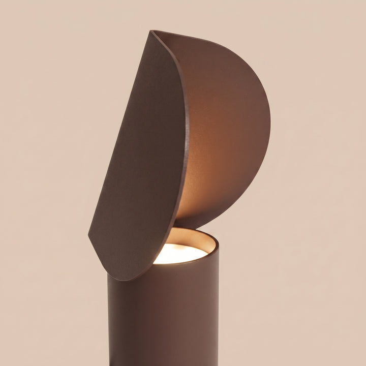Lampe à poser BISCUIT marron allumée, vue de profil