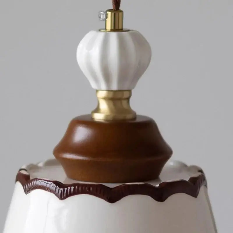 Suspension céramique et bois avec abat‑jour élégant