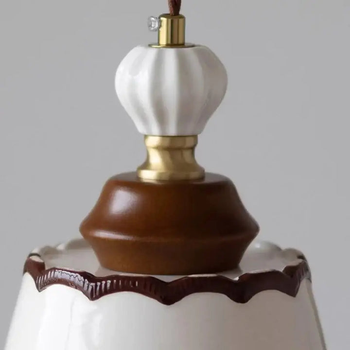 Suspension céramique et bois avec abat‑jour élégant