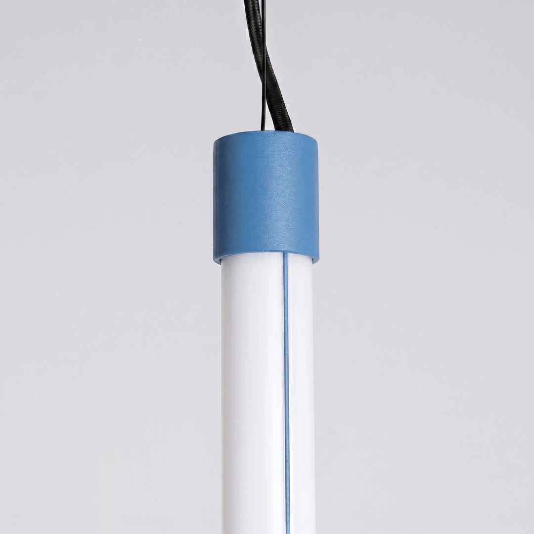 Suspension tube TRANG bleu clair détail de l'embout