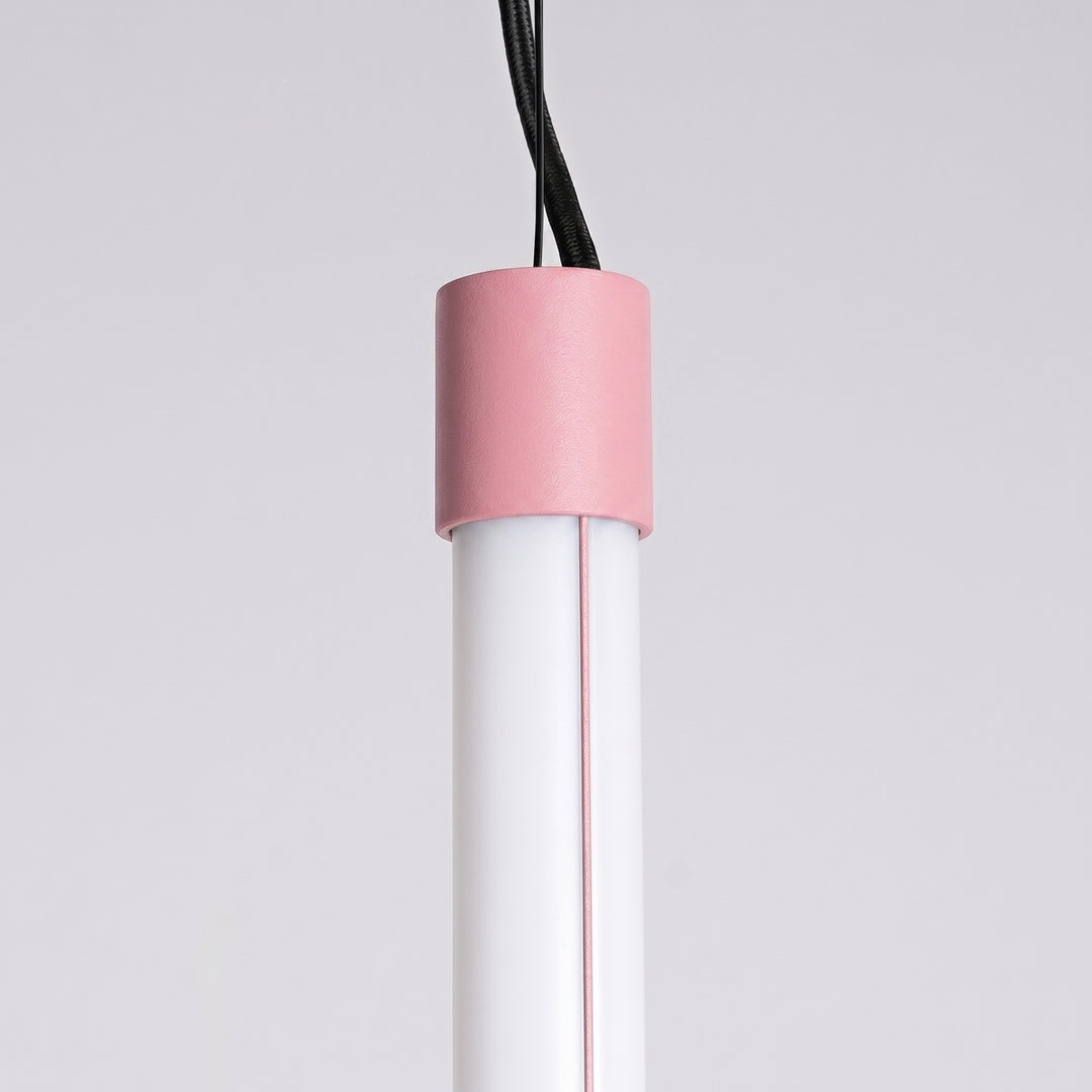Suspension tube TRANG rose détail de l'embout
