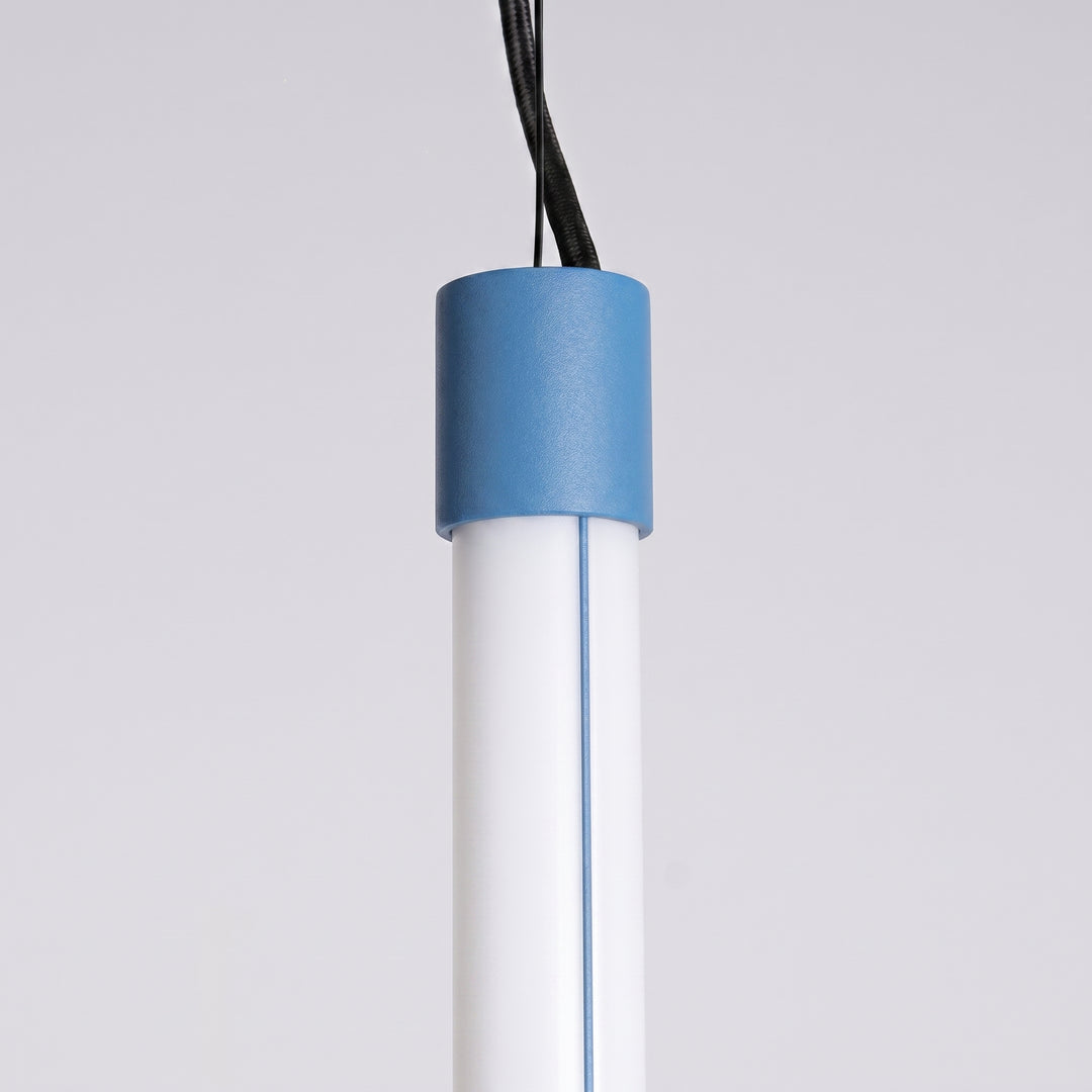 Suspension tube TRANG bleu clair détail de l'embout