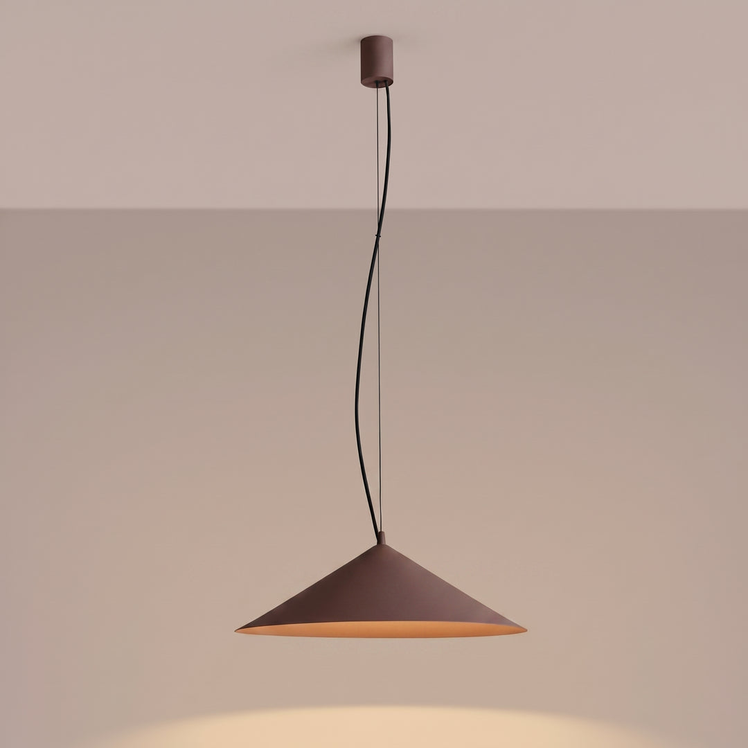 Suspension FINT marron allumée, lumière vers le bas