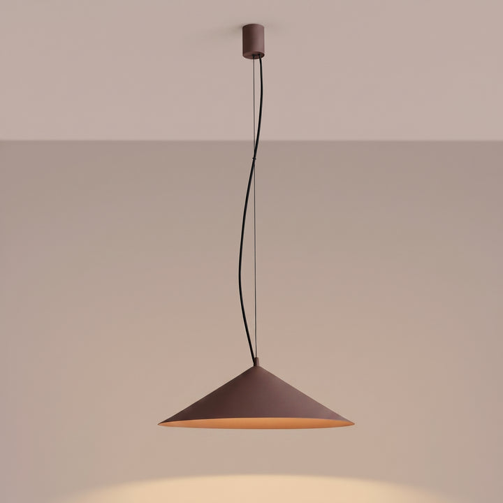 Suspension FINT marron allumée, lumière vers le bas