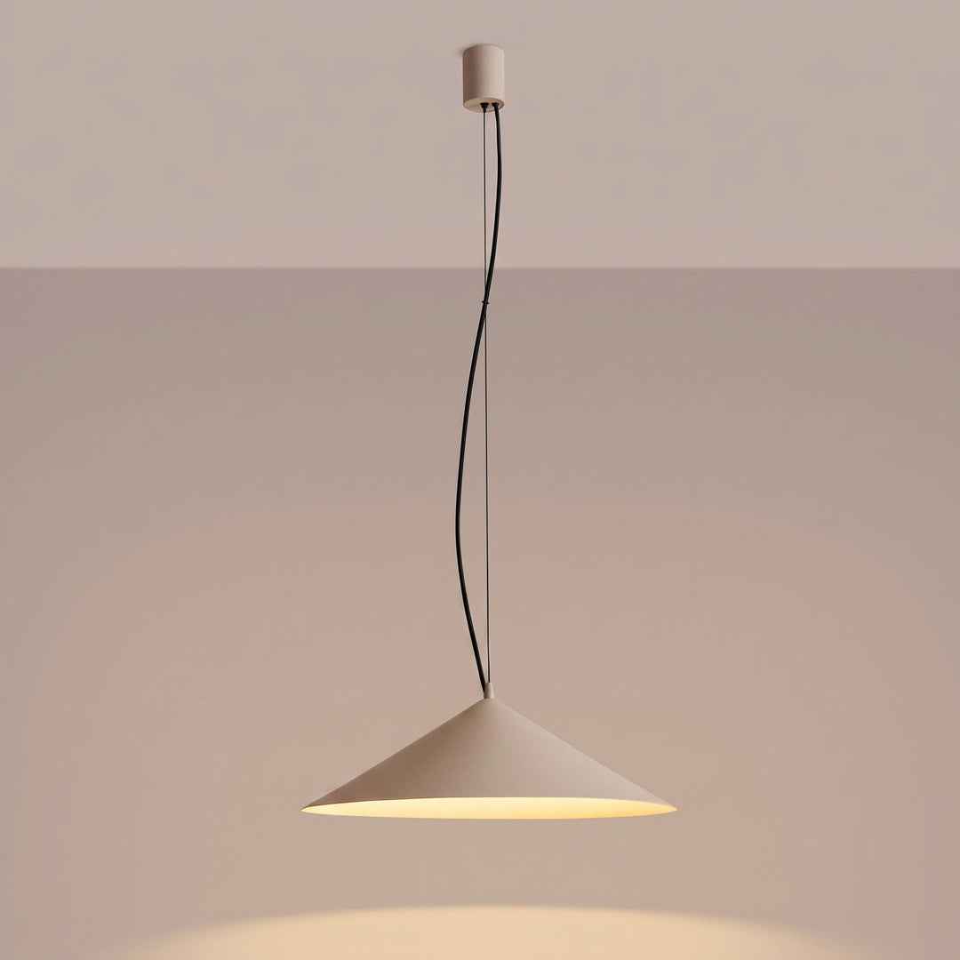 Suspension FINT taupe allumée, lumière vers le bas