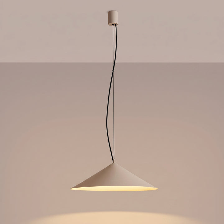 Suspension FINT taupe allumée, lumière vers le bas