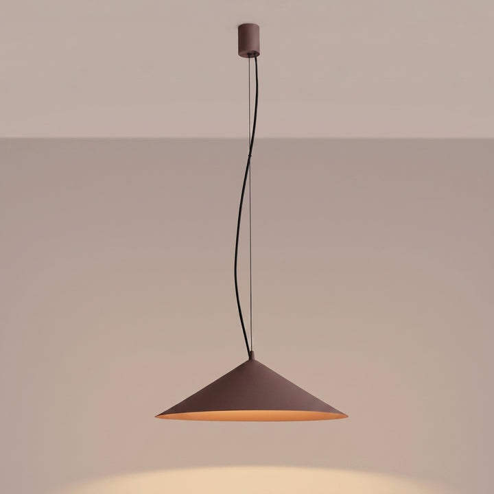 Suspension FINT marron allumée, lumière vers le bas