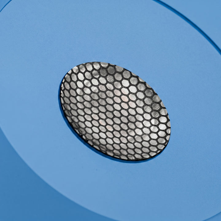 Suspension FINT bleu clair détail de la grille anti-éblouissement
