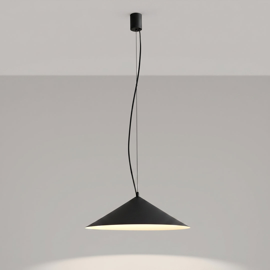 Suspension FINT noir allumée, lumière vers le bas