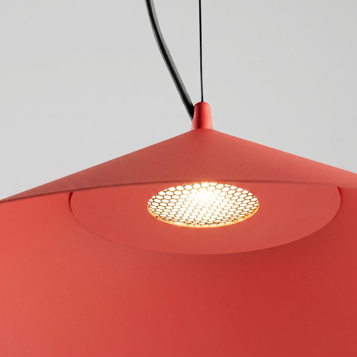 Suspension FINT rouge allumée, grille nid d'abeille