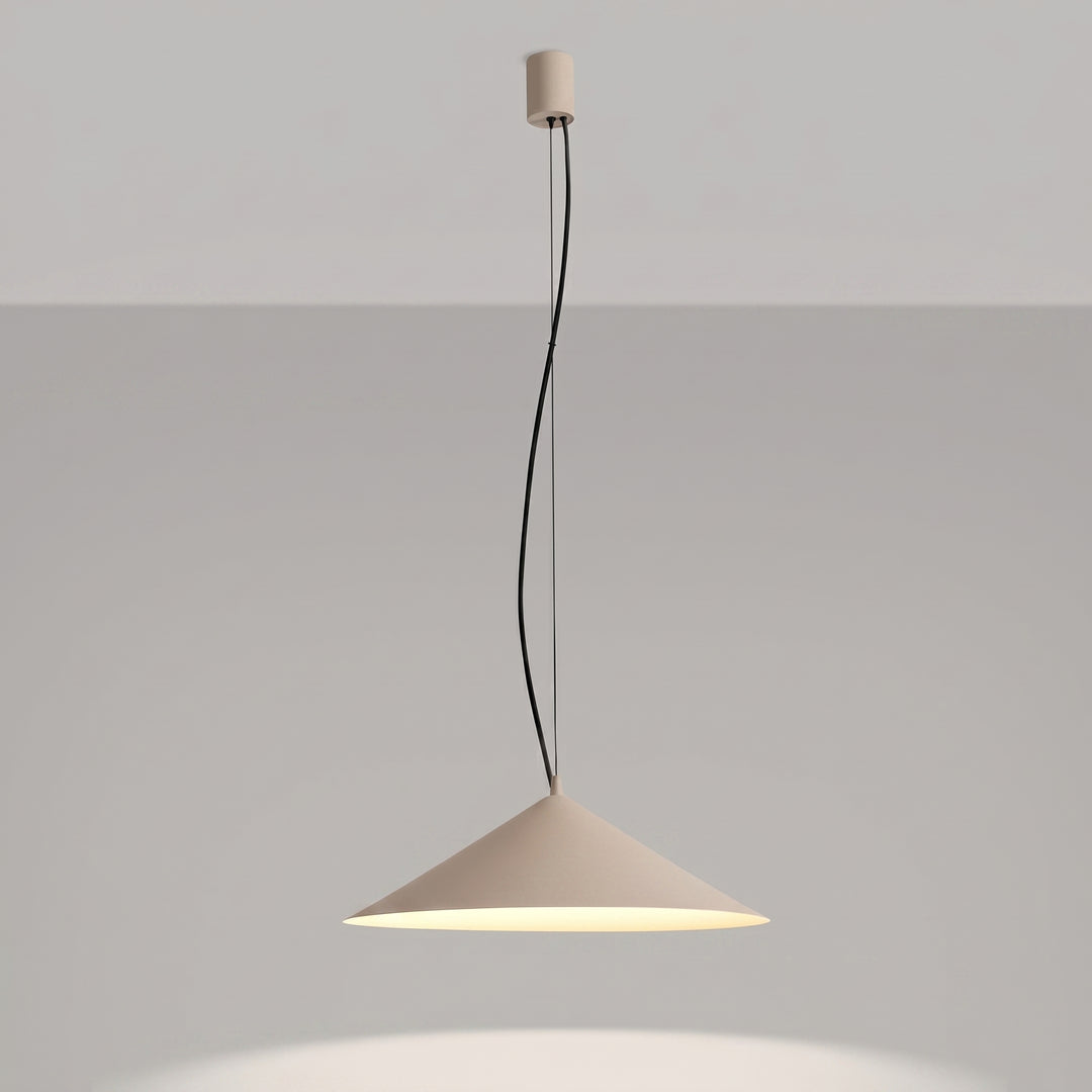 Suspension FINT taupe allumée, lumière vers le bas