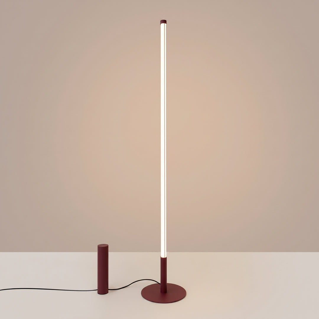 Lampadaire TRANG bordeaux allumée, tube lumineux