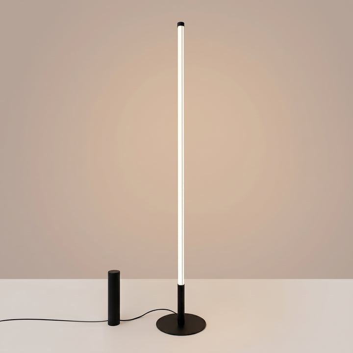 Lampadaire TRANG noir allumée, tube lumineux
