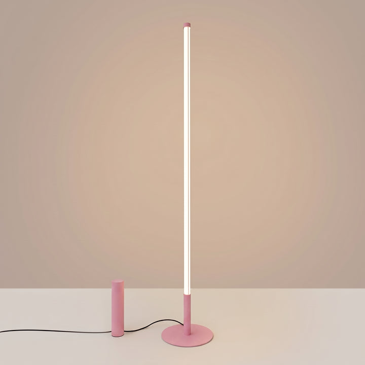 Lampadaire TRANG rose allumée, tube lumineux