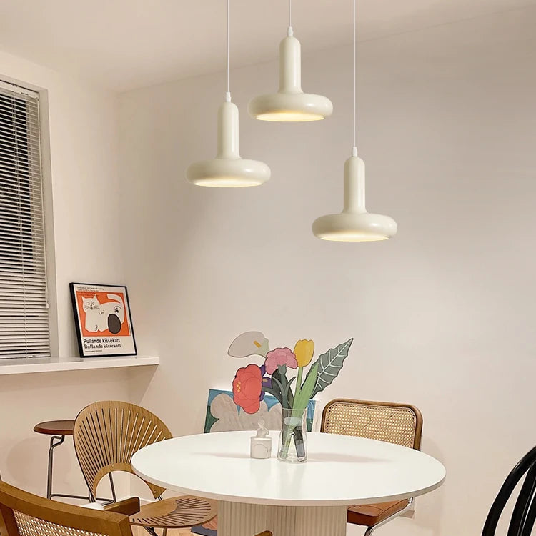 Lámpara colgante pequeña de macarrón escandinavo, moderna lámpara de noche de dormitorio de estilo crema, lámpara de mesa de bar para restaurante, moderna y sencilla.