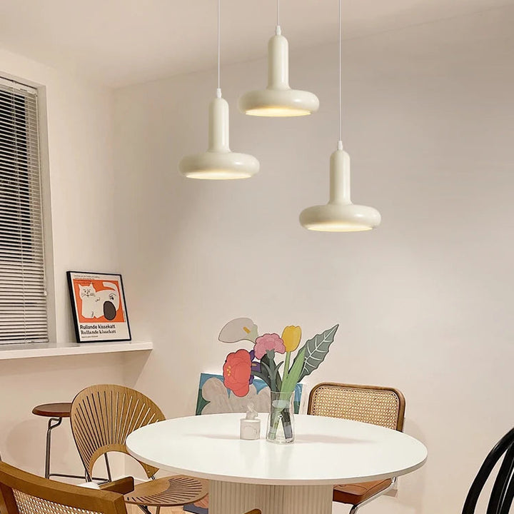 Lámpara colgante pequeña de macarrón escandinavo, moderna lámpara de noche de dormitorio de estilo crema, lámpara de mesa de bar para restaurante, moderna y sencilla.