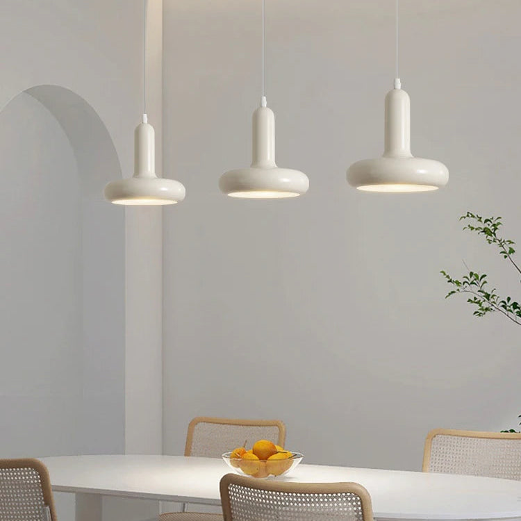 Lámpara colgante pequeña de macarrón escandinavo, moderna lámpara de noche de dormitorio de estilo crema, lámpara de mesa de bar para restaurante, moderna y sencilla.