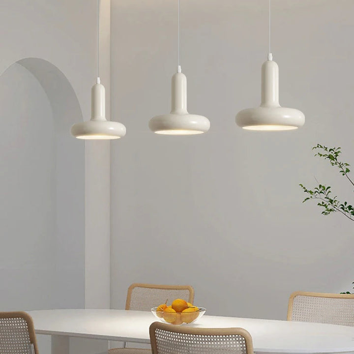 Lámpara colgante pequeña de macarrón escandinavo, moderna lámpara de noche de dormitorio de estilo crema, lámpara de mesa de bar para restaurante, moderna y sencilla.