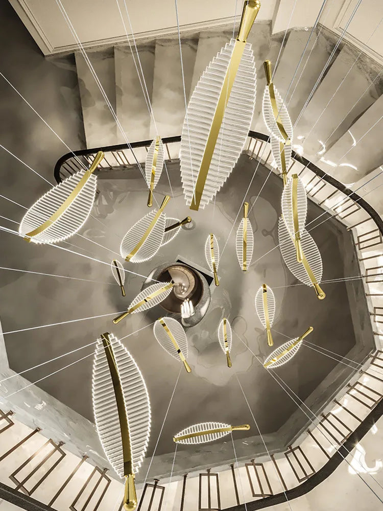 Lámpara de araña LED de lujo con forma de hoja de cristal y plumas, estilo creativo, giratoria, para escalera, para sala de estar y comedor.