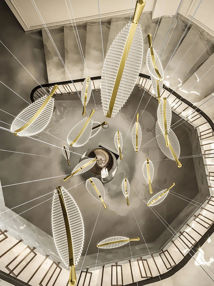 Lámpara de araña LED de lujo con forma de hoja de cristal y plumas, estilo creativo, giratoria, para escalera, para sala de estar y comedor.