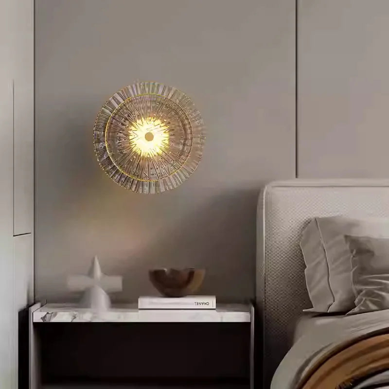 Lámpara de pared de cristal para sala de estar creativa posmoderna, lámpara de pared de lujo de latón personalizada y sencilla para dormitorio.