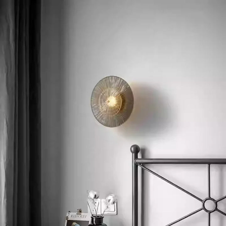 Lámpara de pared de cristal para sala de estar creativa posmoderna, lámpara de pared de lujo de latón personalizada y sencilla para dormitorio.